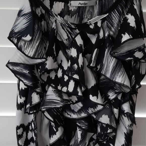 Black & white ruffle top from Papaya - Picture 3 of 5